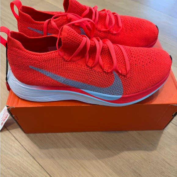 Nike Vaporfly 4% Flyknit. Men’s 7/Women’s 8.5. Running Sneakers